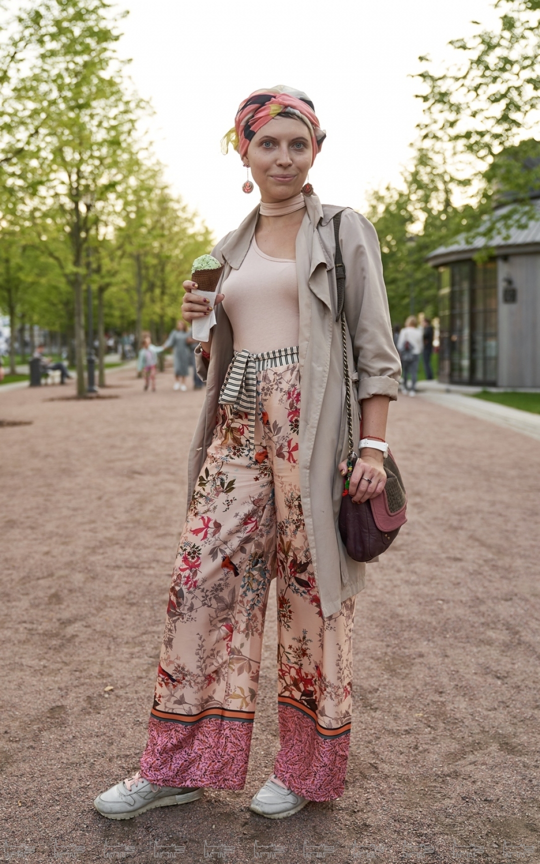 На Евгении: брюки Motivi, кроссовки Reebok, брелок из Индии, сережки от бабушки