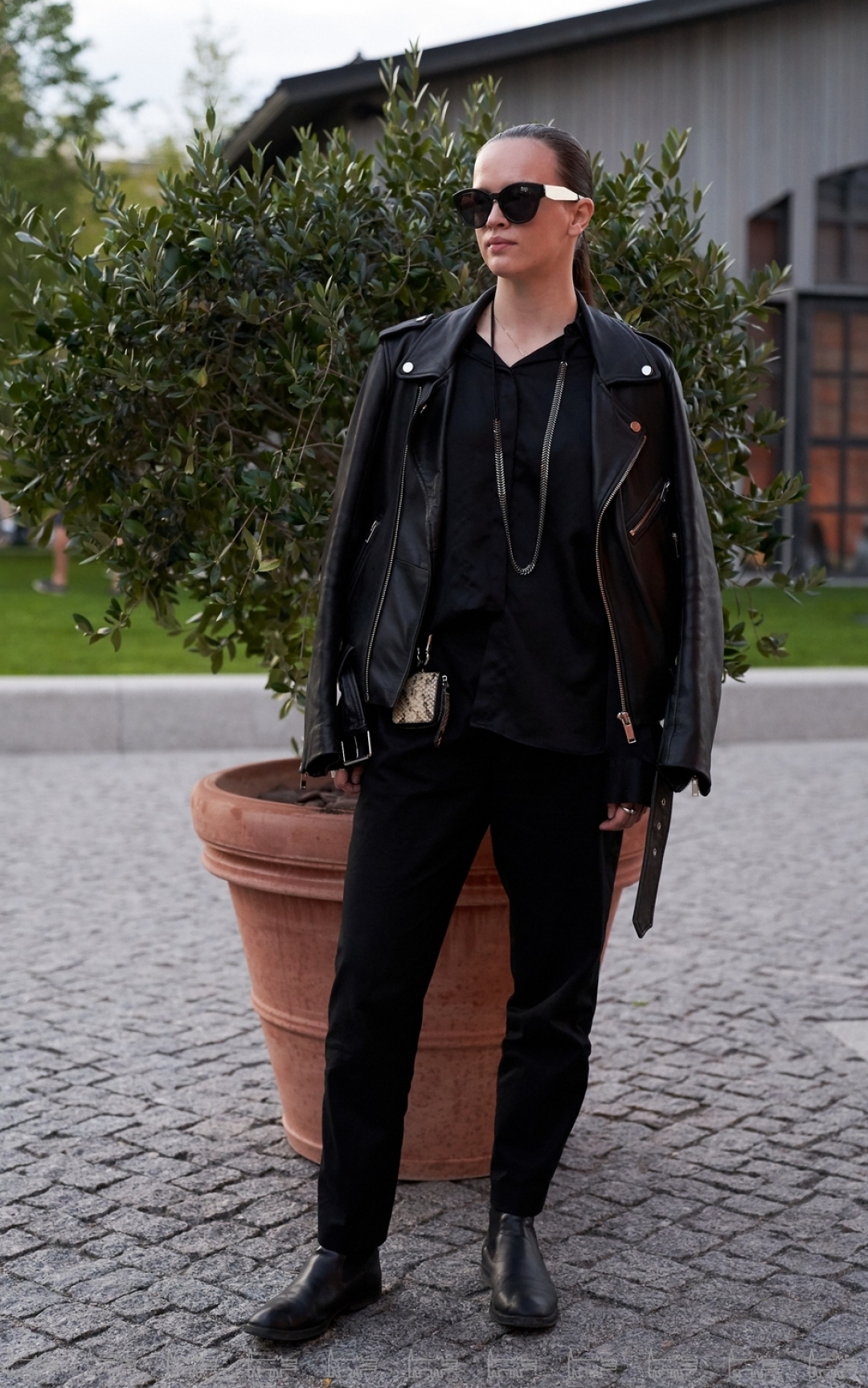 На Ксении: косуха «Снежная королева», рубашка Mango, брюки Massimo Dutti, ботинки Topshop, кошелек COS