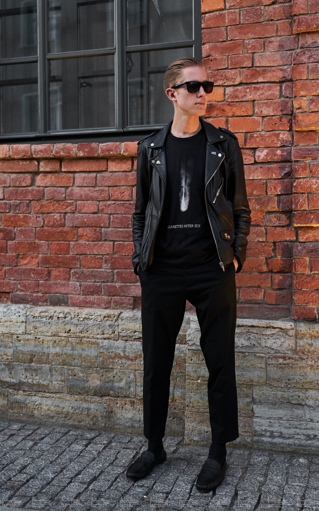 На Толе: косуха Zara, мерч Cigarettes After Sex, брюки UNIQLO, мокасины Clarks, значки из различных стран — Бильбао, Берлина и Вены, кольцо Asos