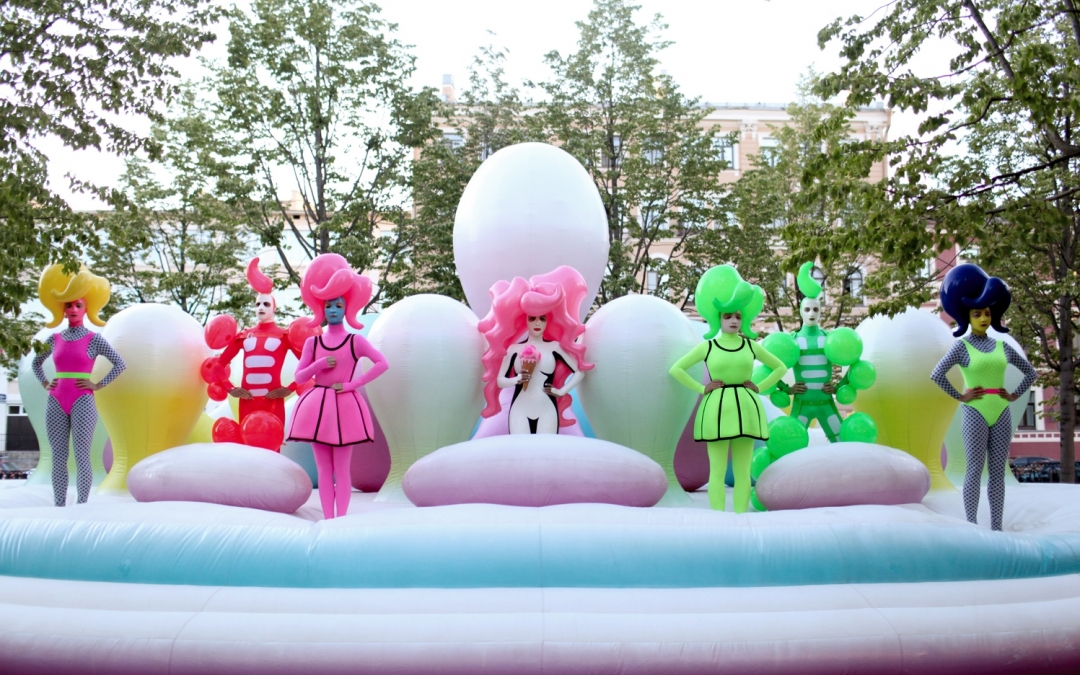 Саша и проект Aquaaerobika перед перформансом на Новой Голландии на открытии скульптуры Air Island, 2018 год. Залезть на паблик-арт-объект можно до 30