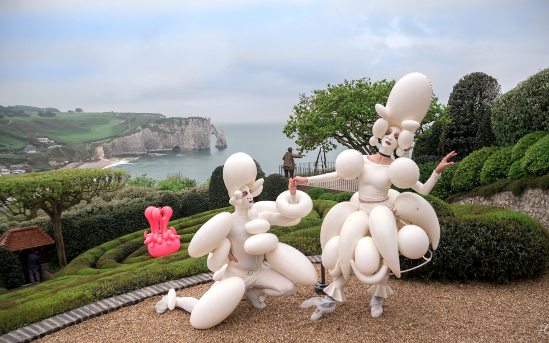Барочные персонажи Саши Фроловой на фоне сада и скульптуры Carousel на открытии сезона в Les Jardins D'Etreat