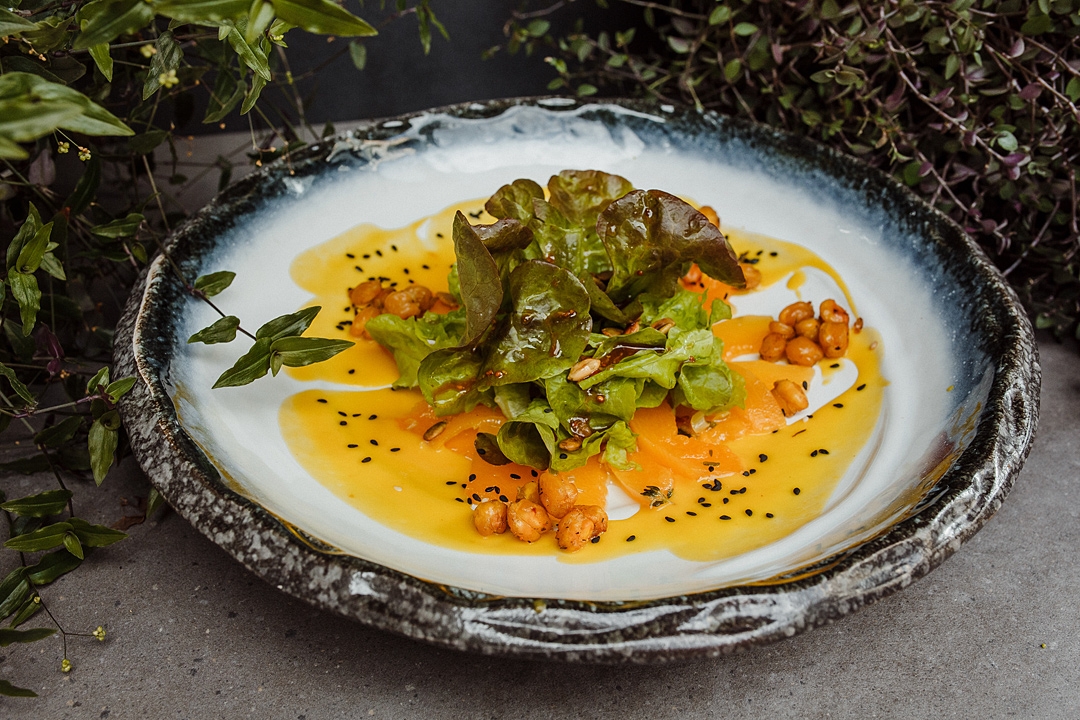 Сала т из печеной тыквы с нутом с хрустящим сала том, поджаренным нутом с имбирным соусом с зернистой горчицей