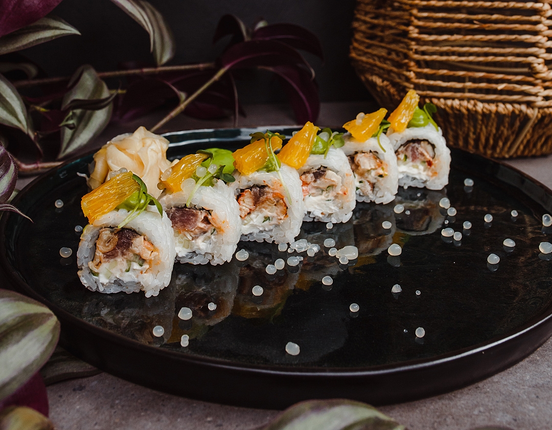 Ролл с копченым угрем, тунцом с соусом спайси с икрой из японского цитруса и гуакомоле из брокколи и авокадо