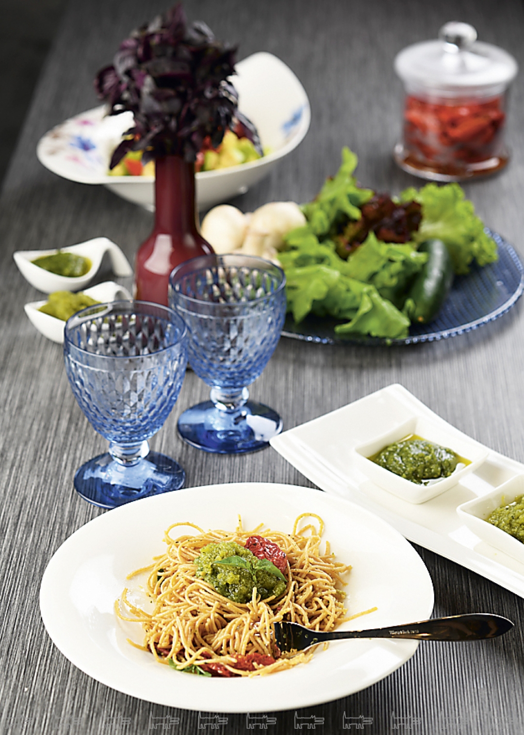 Тарелка для пасты Pasta Passion, 3250 руб. за сет, бокалы Boston, столовые приборы Arthur, ваза Nek Mini, голубая буфетная тарелка Colour Concept