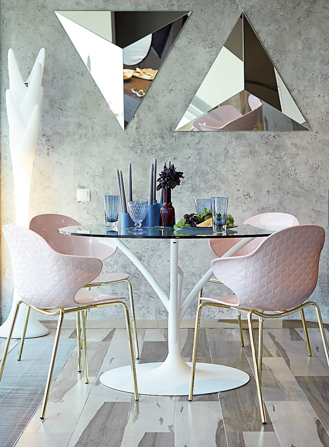 Стол Acacia, Calligaris, 89 400 руб., стул Saint Tropez, Calligaris, 20 400 руб., вешалка Spiga, Tonin Casa, 54 450 руб.