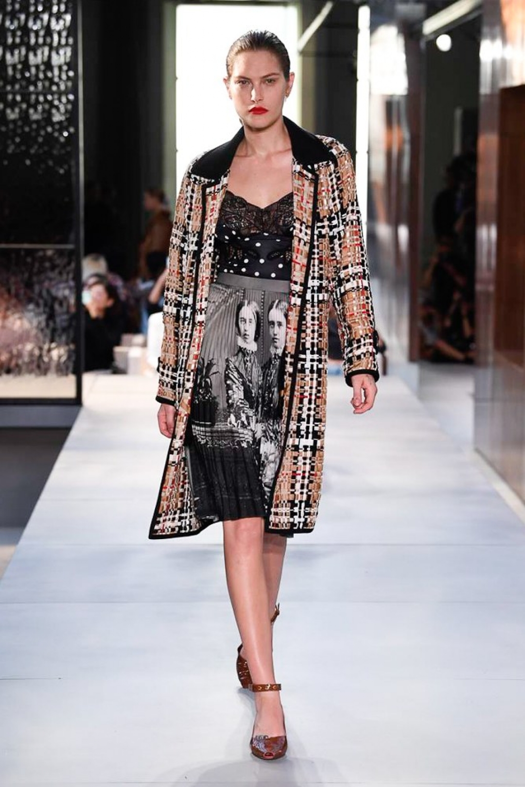 Первая коллекция Рикардо Тиши для Burberry: деконструированные тренчи и ...