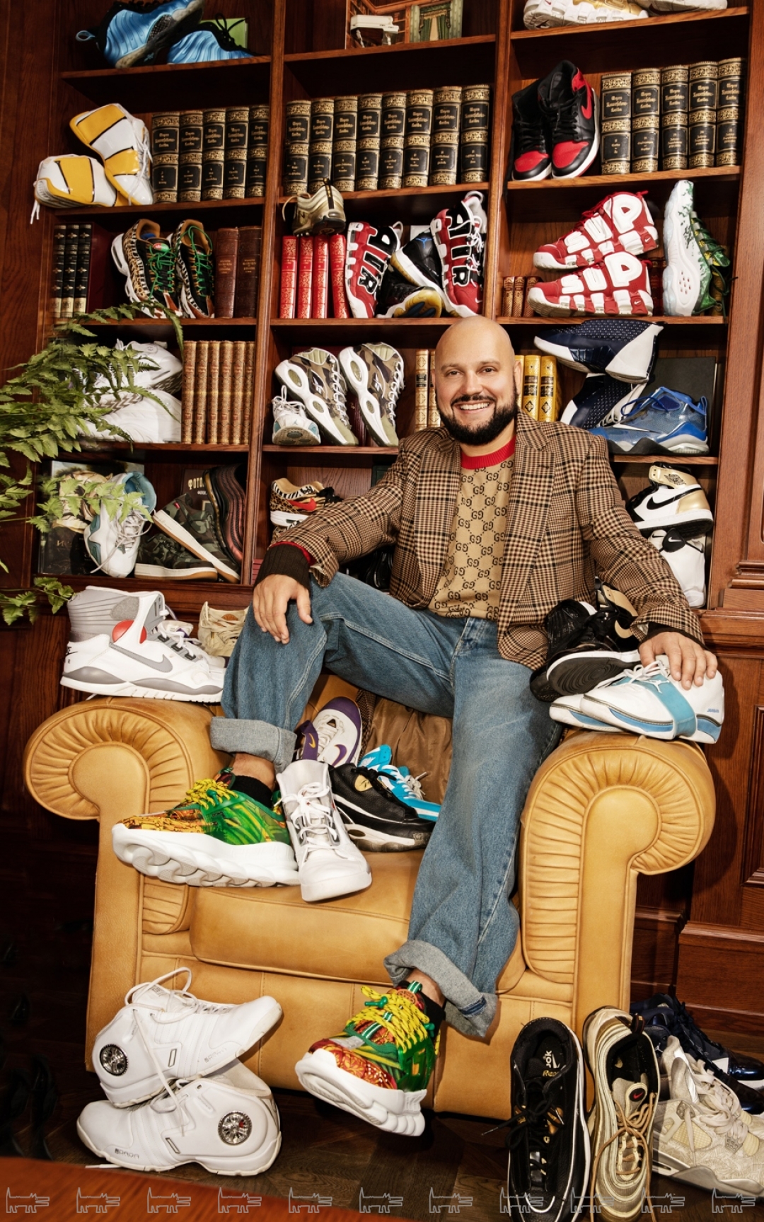 Пальто Dries Van Noten, свитер Gucci, джинсы и ремень Balenciaga, кроссовки Versace (все — ДЛТ)