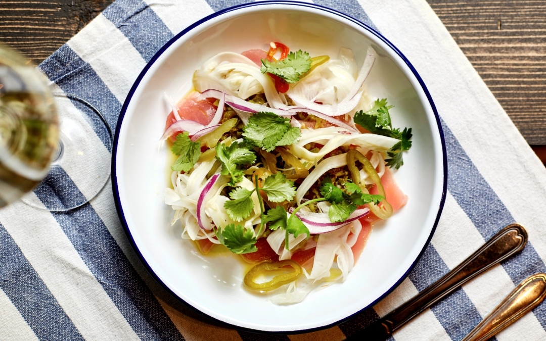 Салат с сырым тунцом, зеленью, соленьями и оливками