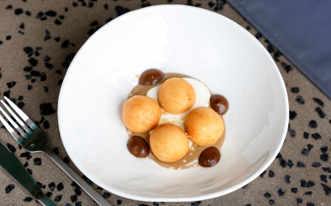 Сырники из рикотты с муссом из халвы и взрывающейся карамелью