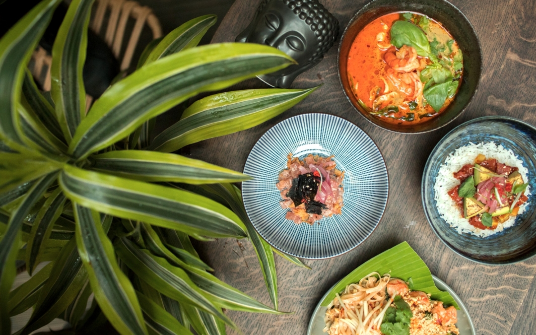 Тар-тар из острого тунца с маринованными водорослями нори и сладким луком (слева), Тайский суп с морепродуктами (сверху), Ахи поке с тунцом и перечным