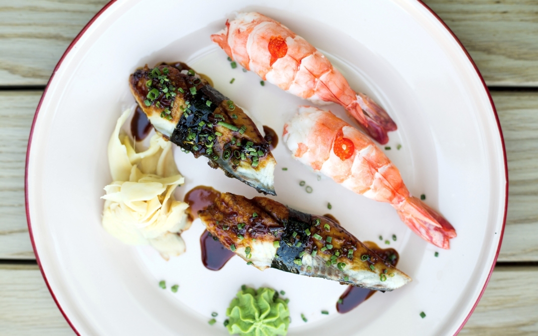 Суши с угрем и медовым соусом, суши с креветкой