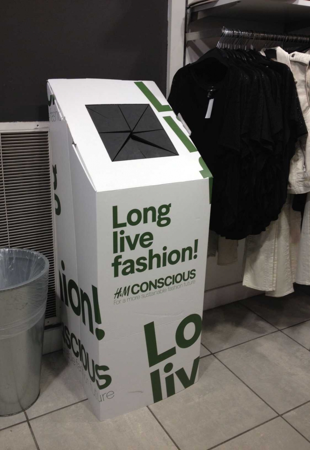 Контейнер H&M «Пусть одежда живет долго»