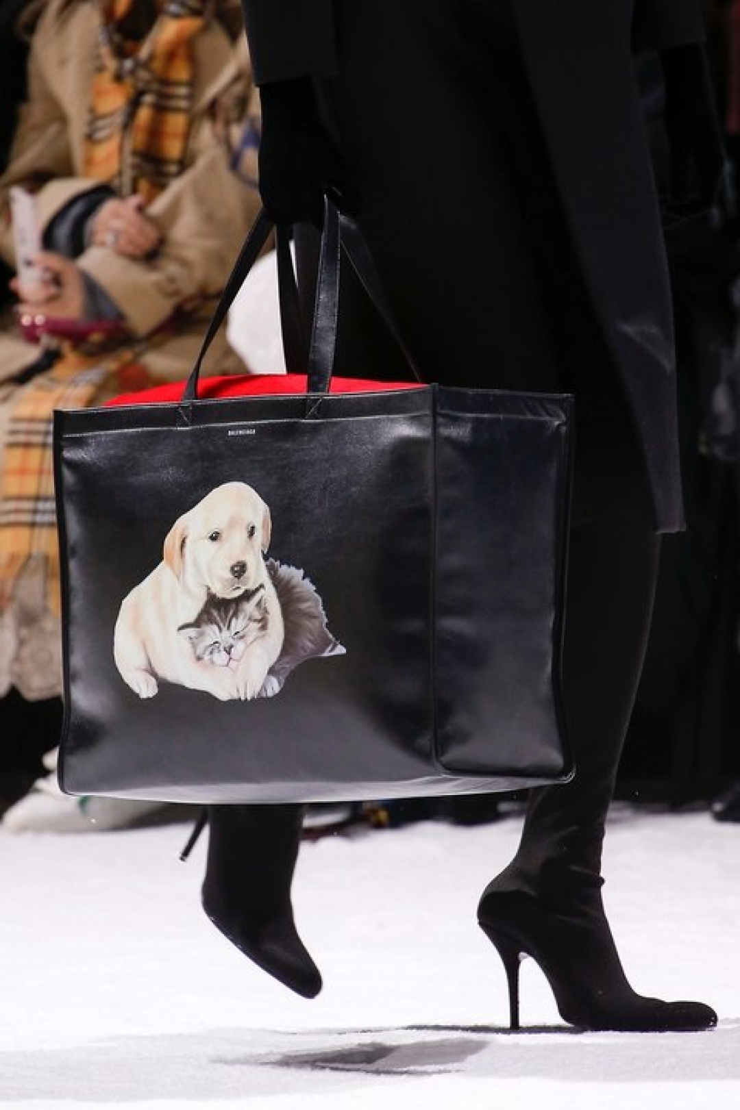 Покупка недели: «котопесная» сумка Balenciaga за 105 500 рублей | Sobaka.ru