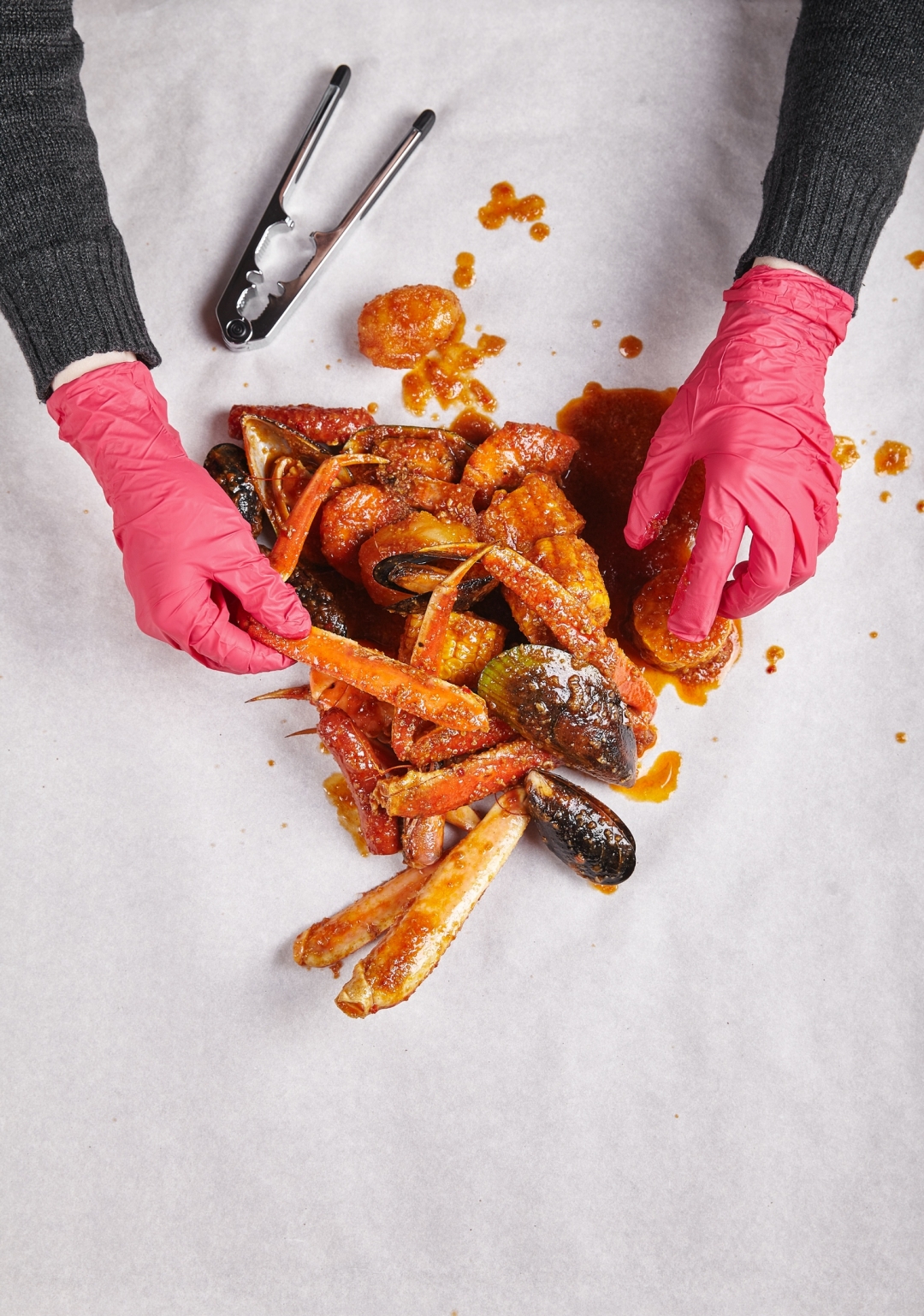 Большой набор морепродуктов: краб-стригун, креветки, мидии киви, мидии голубые, картофель, кукуруза