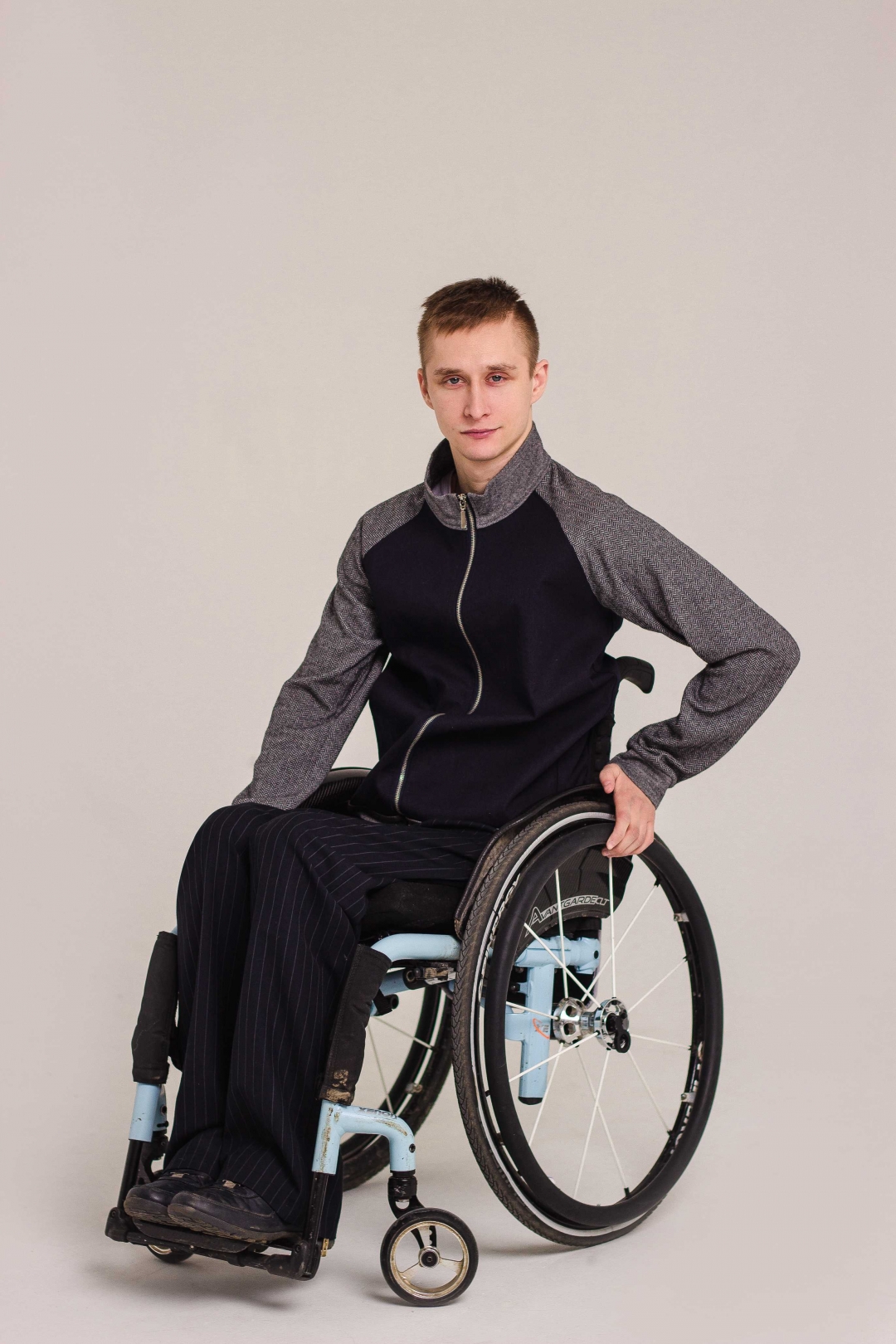 Инвалид детства до 23 лет. Человек в инвалидной каляс. Человек на ивалидно коляски. Человек на инвалскеной Еолч. Человек в инвалиднойя коляска.