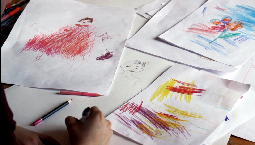 Рисунки на тему «Платье мечты», сделанные детьми из интерната в Павловске