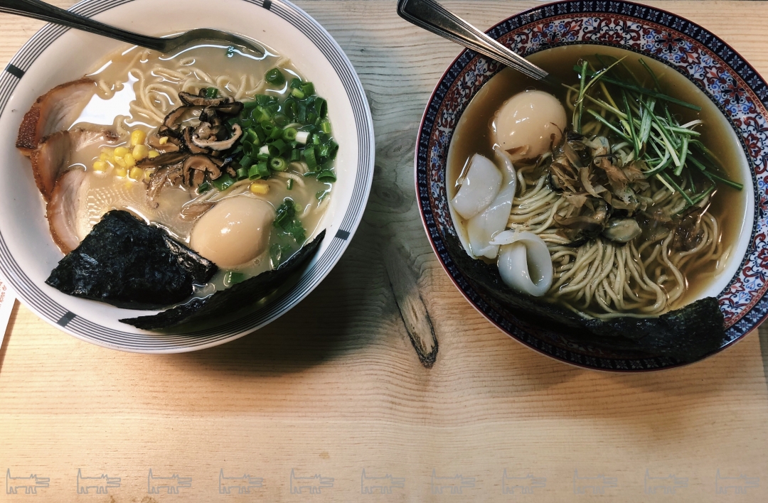 Рамен со свининой (слева), с морепродуктами (справа)