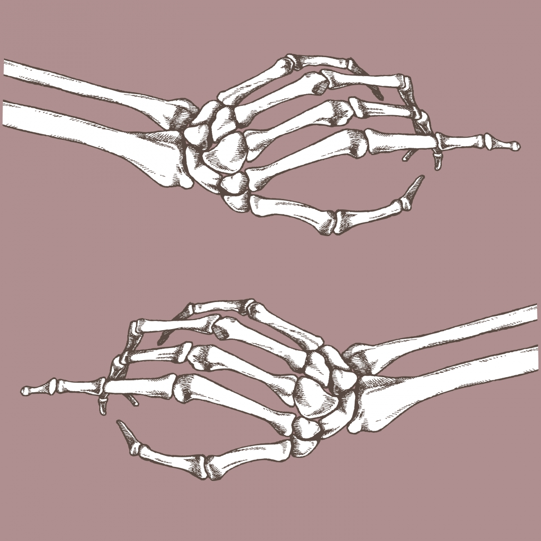 Рука скелета держит руку человека