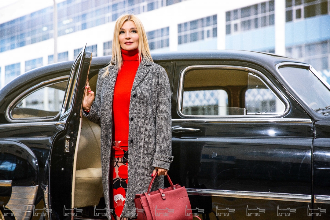 На Ольге: пальто Loro Piana, водолазка Fabiana Filippi, юбка P.A.R.O.S.H., сумка Loro Piana.