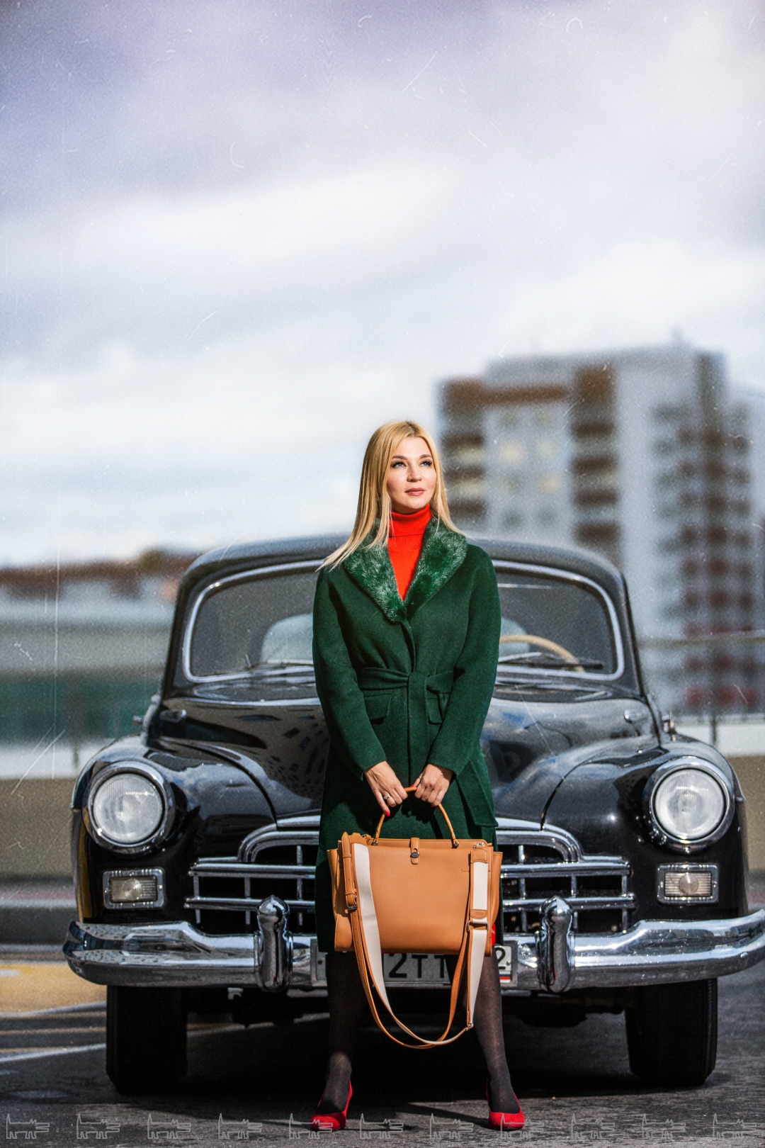 На Ольге: пальто P.A.R.O.S.H., водолазка Fabiana Filippi, сумка Loro Piana.