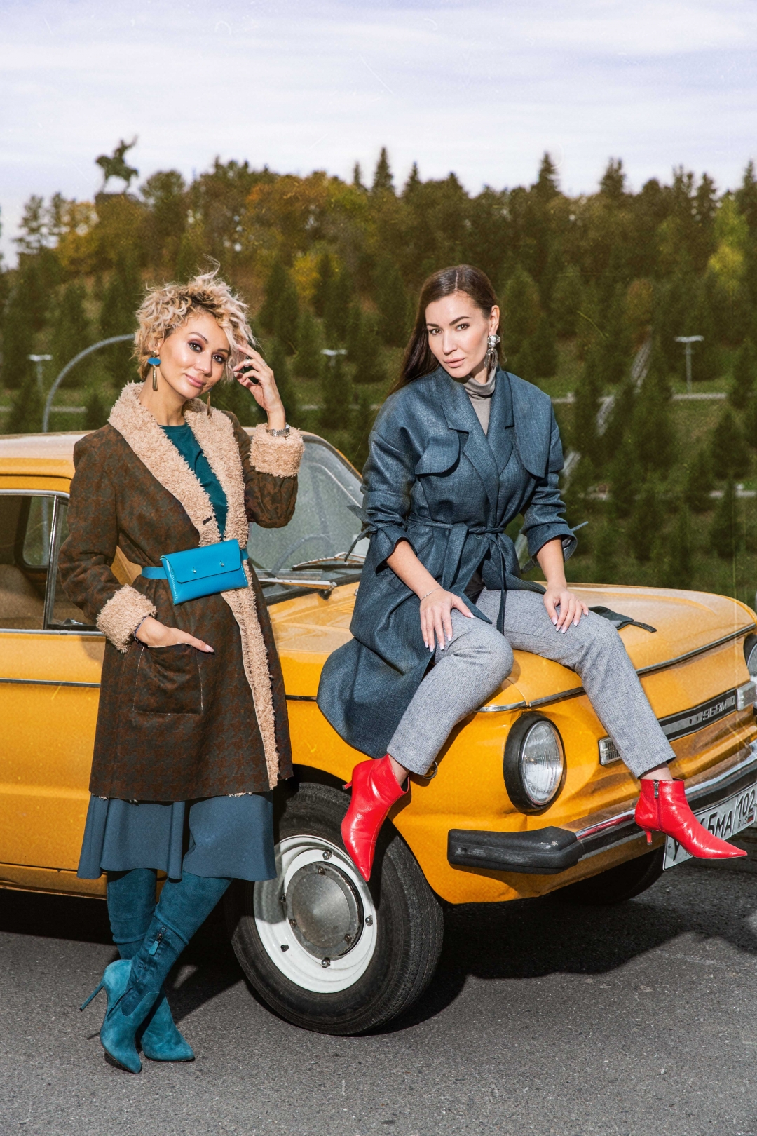 На Анне: дубленка, 9800 руб., футболка, 1690 руб., юбка, 2690 руб. На Юлии: тренч, 7900 руб., водолазка, 1990 руб., брюки, 3500 руб.