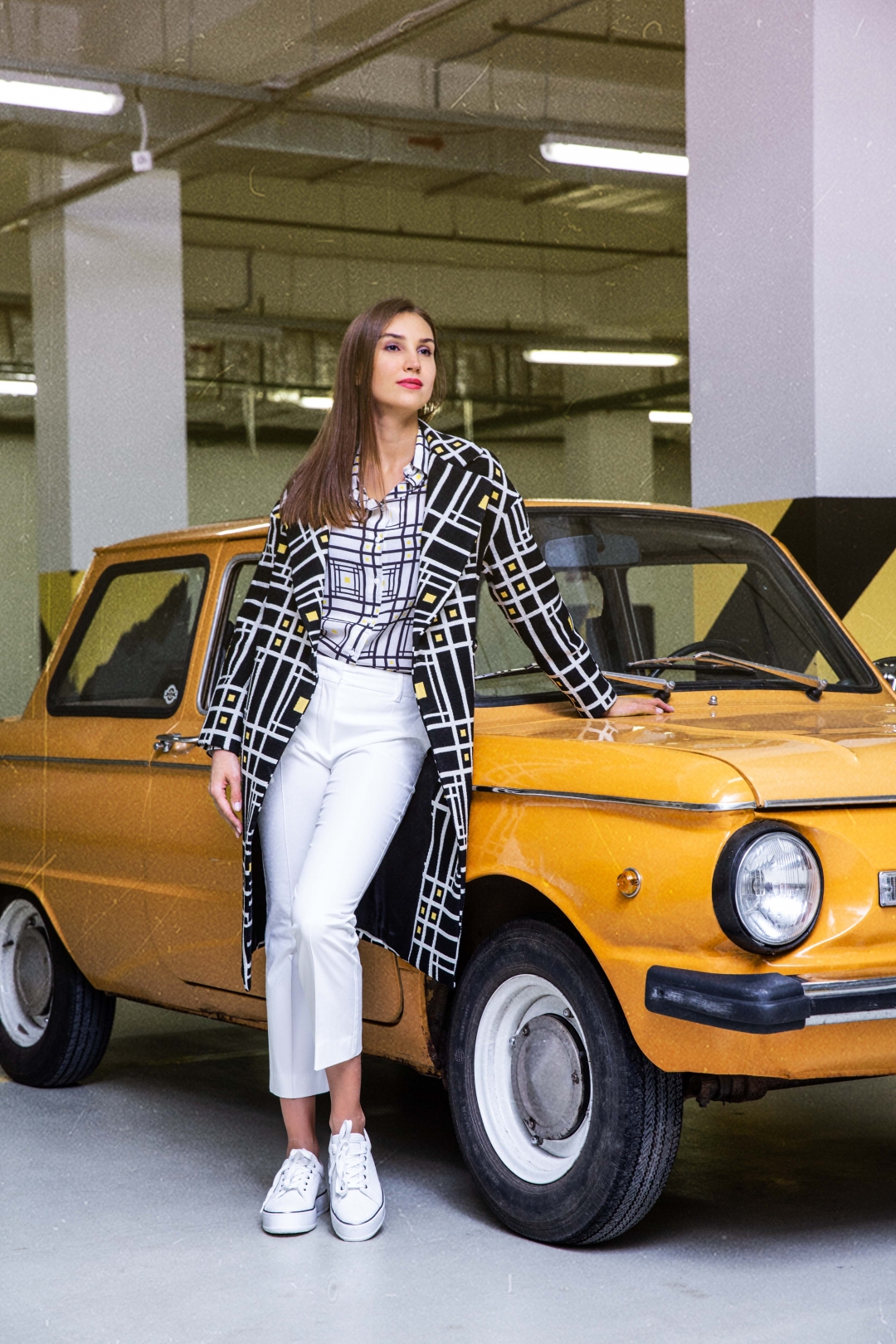 На Екатерине: пальто Brian Dales, 49 640 руб., блуза Brian Dales, 26 140 руб., брюки MaxMara, 16 400 руб., кроссовки MaxMara, 16 065 руб.