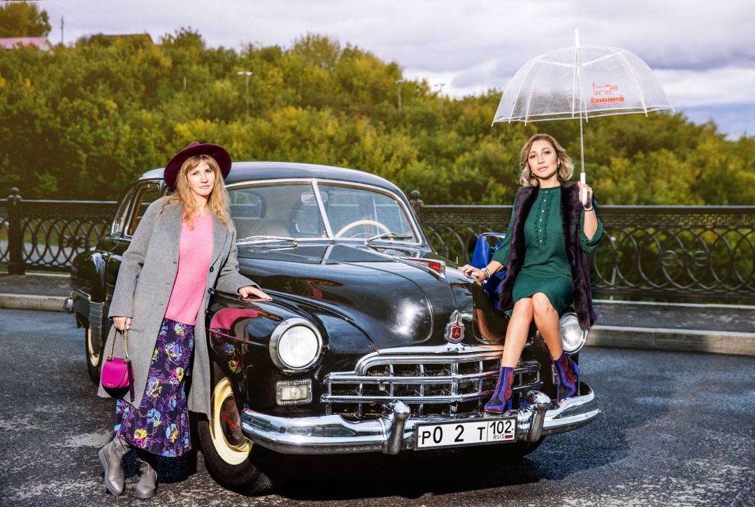 На Ларисе: пальто Gerard Darel, 56 900 руб., пуловер Gerard Darel, 21 900 руб., юбка Marc Cain, 25 890 руб., шляпа Gerard Darel, 8900 руб., сумка Marc