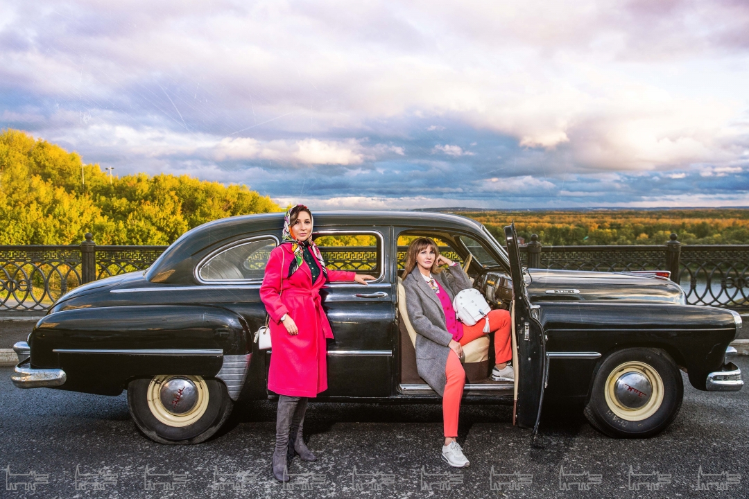 На Веронике: пальто Laurel, 64 990 руб., сапоги Marc Cain, 18 990 руб., сумка Patrizia Pepe, 14 690 руб.,платок Marc Cain, 11 990 руб. На Ларисе