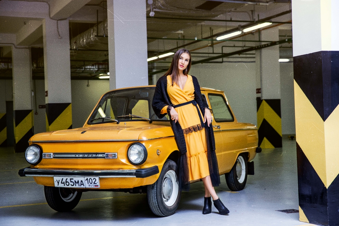 На Екатерине: платье TAMO, 28 280 руб., кардиган Brigitte Bardot, 19 440 руб., ботильоны MaxMara, 24 920 руб.