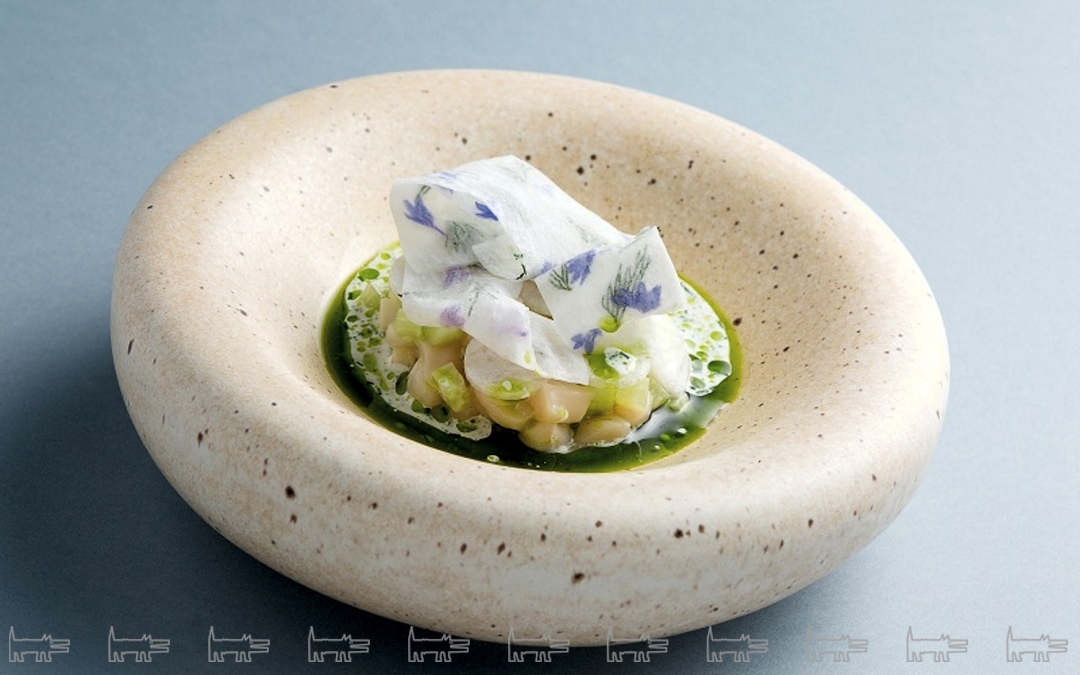 Морской гребешок с огурцом, дайконом, сливками с икрой сельди и маслом с укропом