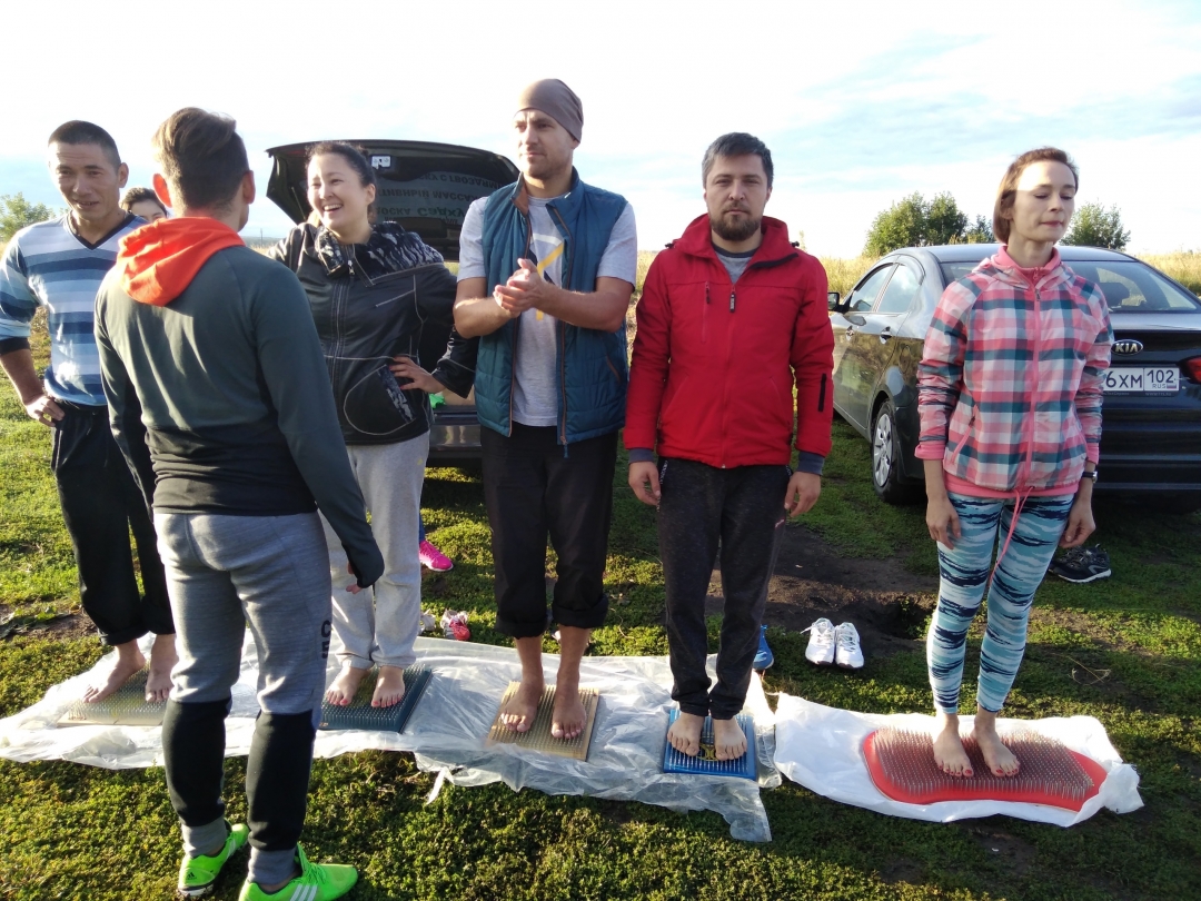 Мастер-класс по стоянию на гвоздях