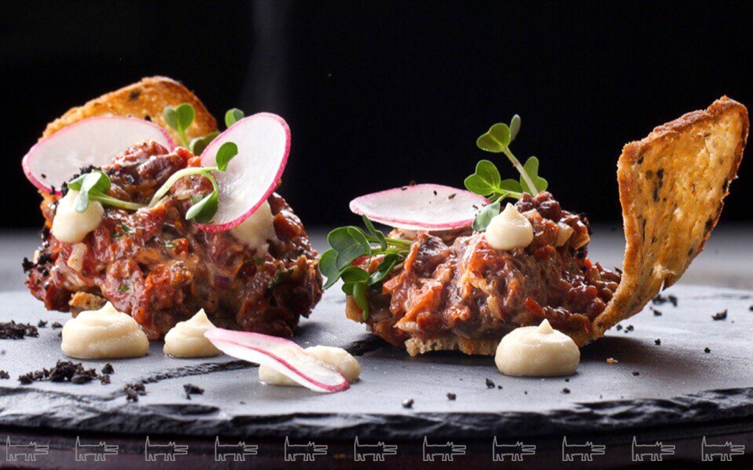 Подача тартара из говядины в ресторанах фото Подача тартара из говядины в ресторанах фото