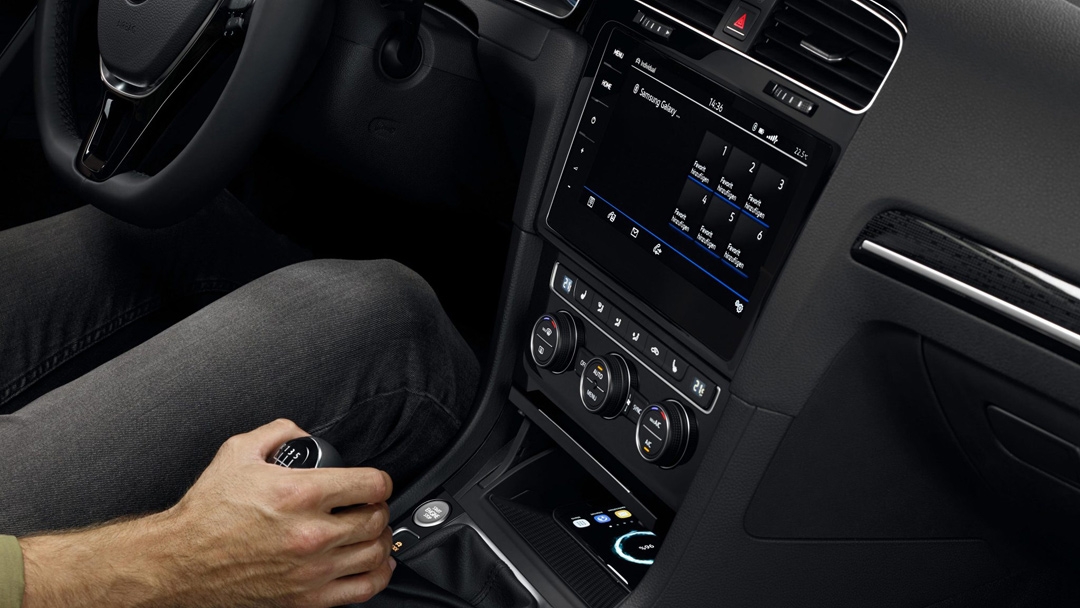 Для всех версий доступны электронный иммобилайзер, индикатор потери давления в шинах, предупреждение о непристегнутом ремне безопасности, датчик