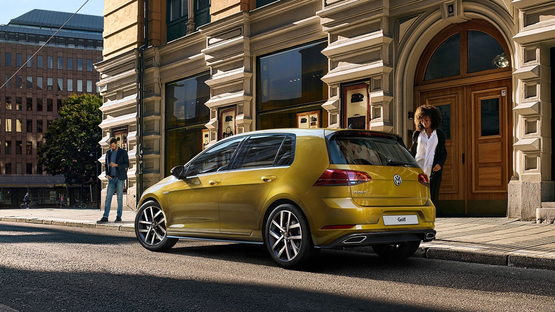 В комплектацию R-Line добавлены легкосплавные колеса Madrid 7Jx17 и спойлер на двери багажника в цвет кузова