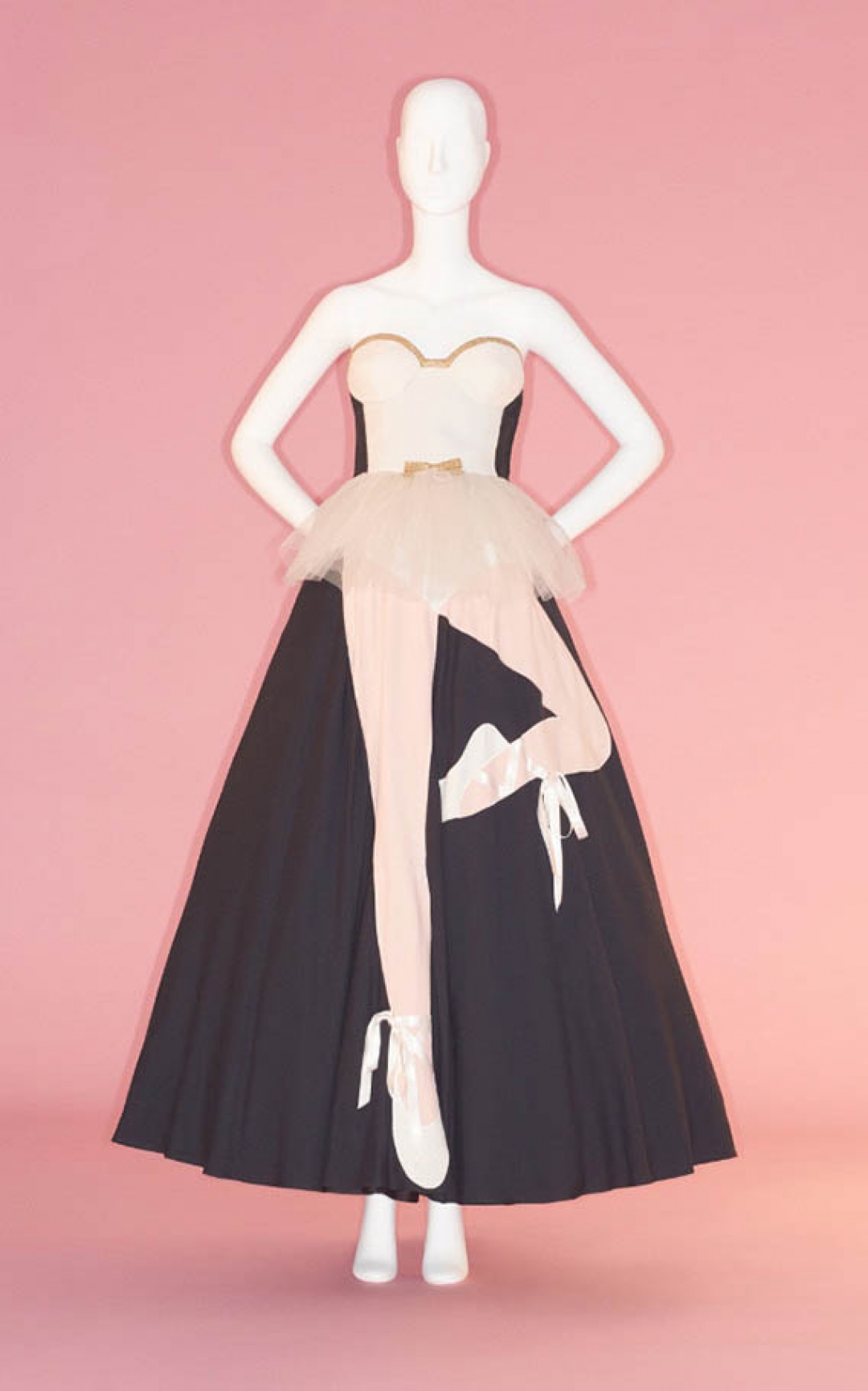 Предполагаемые экспонаты выставки Метрополитен-музея: платье Moschino, осень-зима 1989