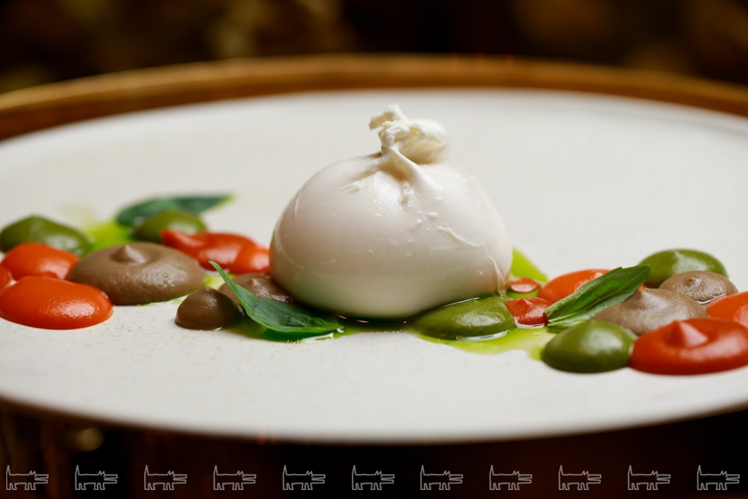 Буррата с печеными овощами