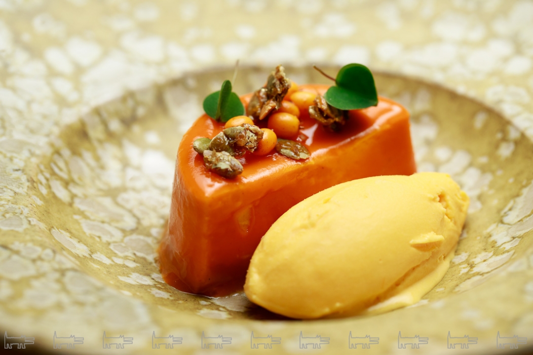 Тыквенно-творожный пирог с облепиховой глазурью и сорбетом из тыквы