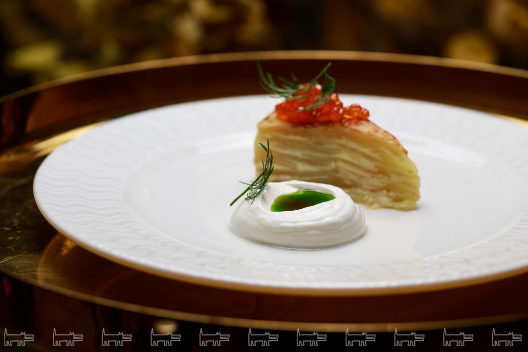 Картофель с красной икрой и сметаной