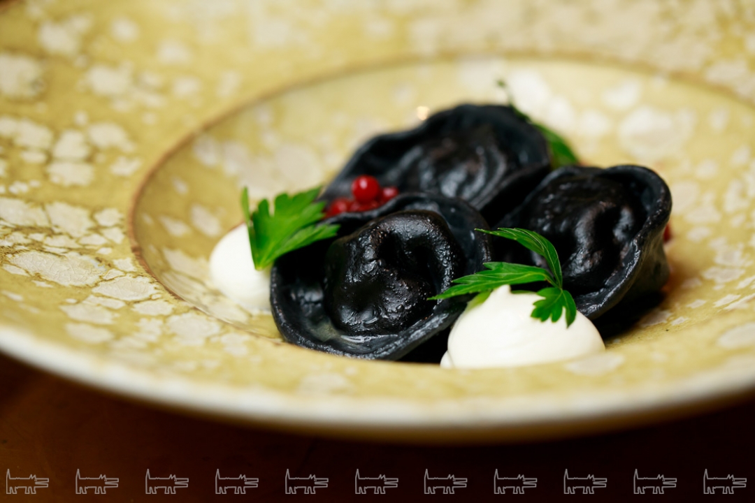 Черный пельмени с олениной и моченой брусникой