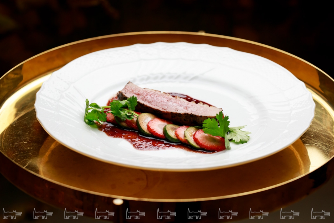 Утиная грудка с фейхоа и бузиной