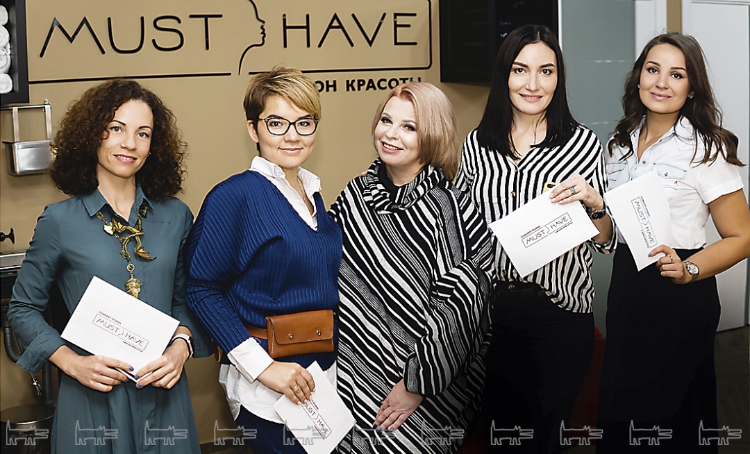 Владелица Concept-studio Must Have Светлана Егорова вручила нашим героиням подарочные сертификаты на посещение салона