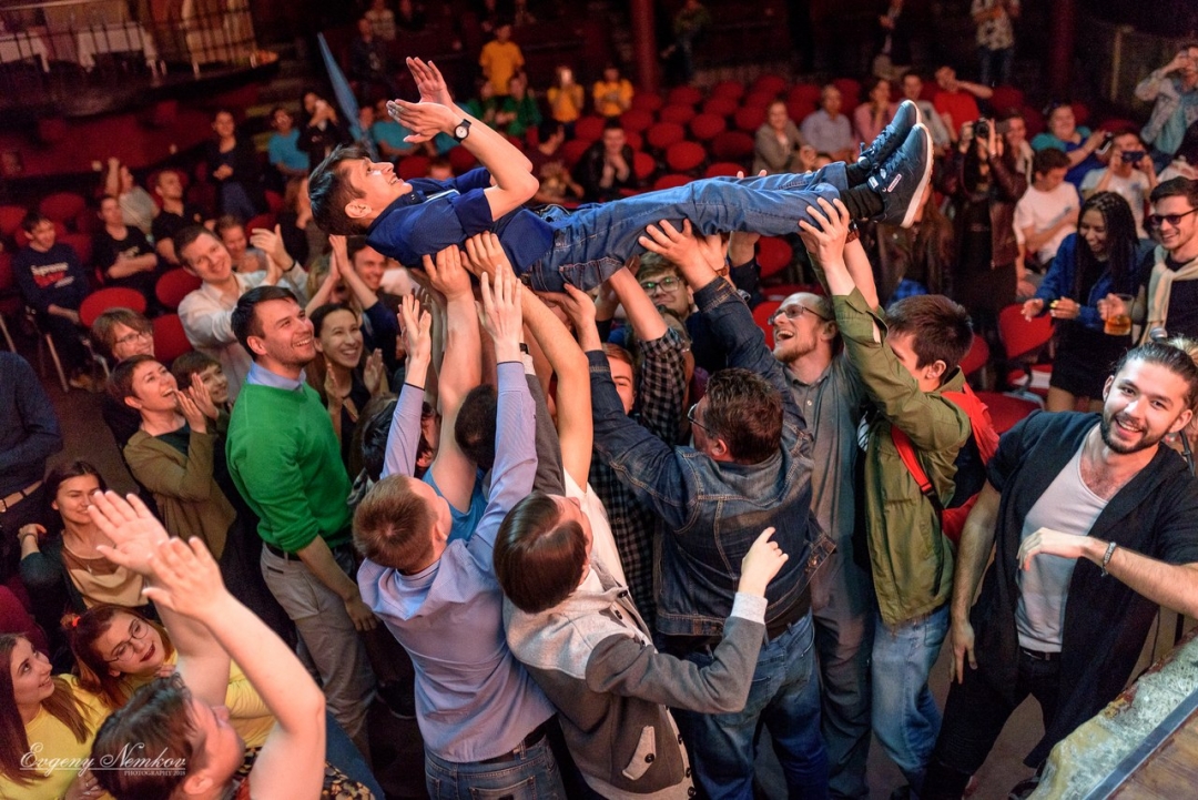 Не обязательно быть рок-звездой, чтобы тебя носили на руках. Достаточно поучаствовать в научных боях