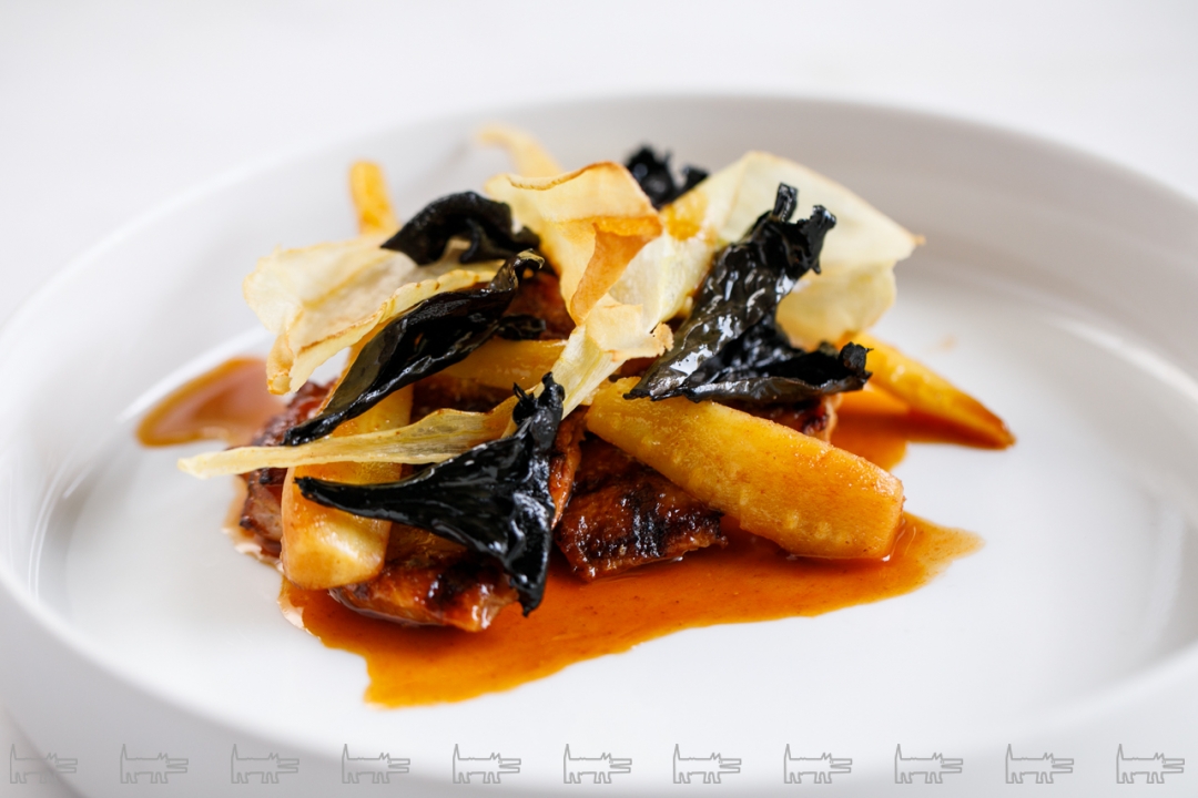 Цыпленок с печеной морковью и черными лисичками