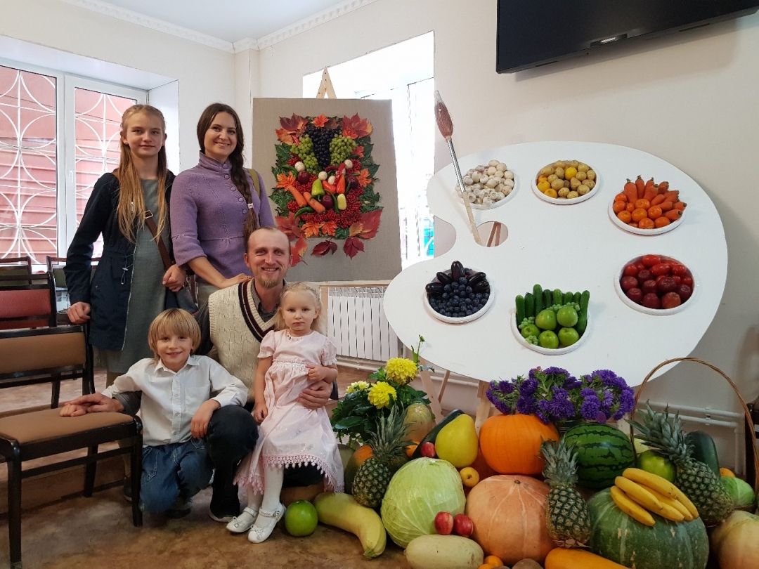 Семья Маркевич: супруги Татьяна и Алексей, их старшая дочь Марина и двое младших детей.