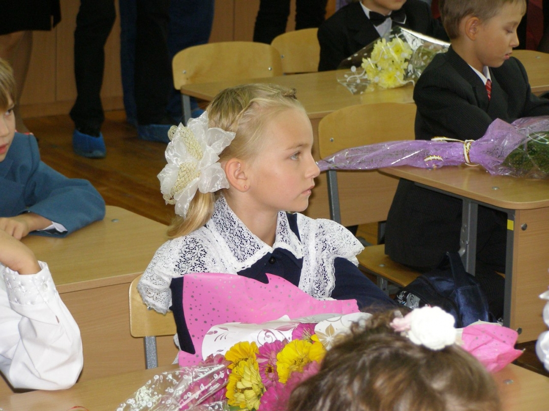 Марина за школьной партой. Девочка уже два года не ходит на линейку 1 сентября.