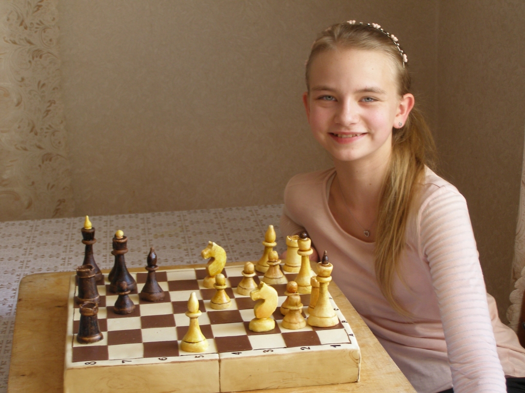 Мама Марины профессиональный кондитер: приготовила торт в виде шахматной доски.