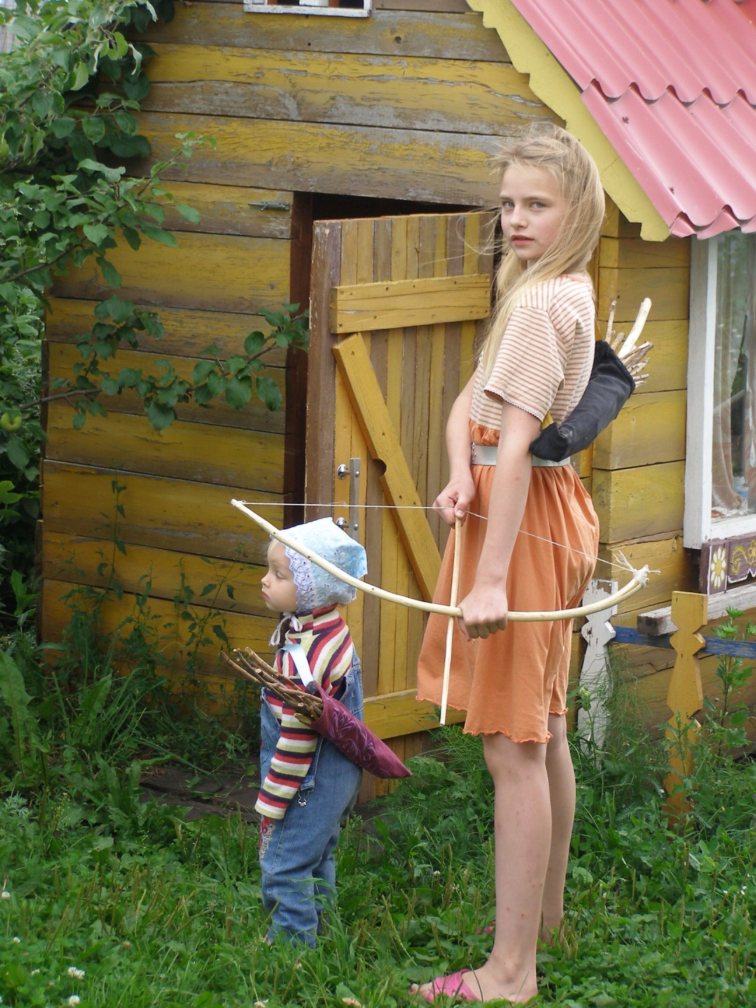 У Марины много хобби: шахматы, стрельба из лука и др.