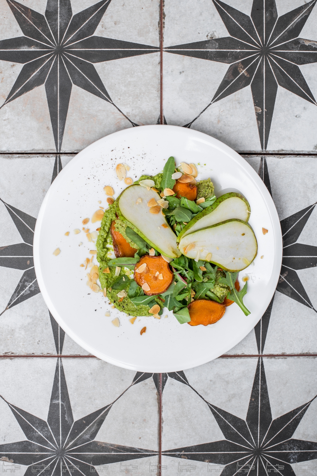 Салат из батата с грушей киноа и огуречным тахини, «Брат»