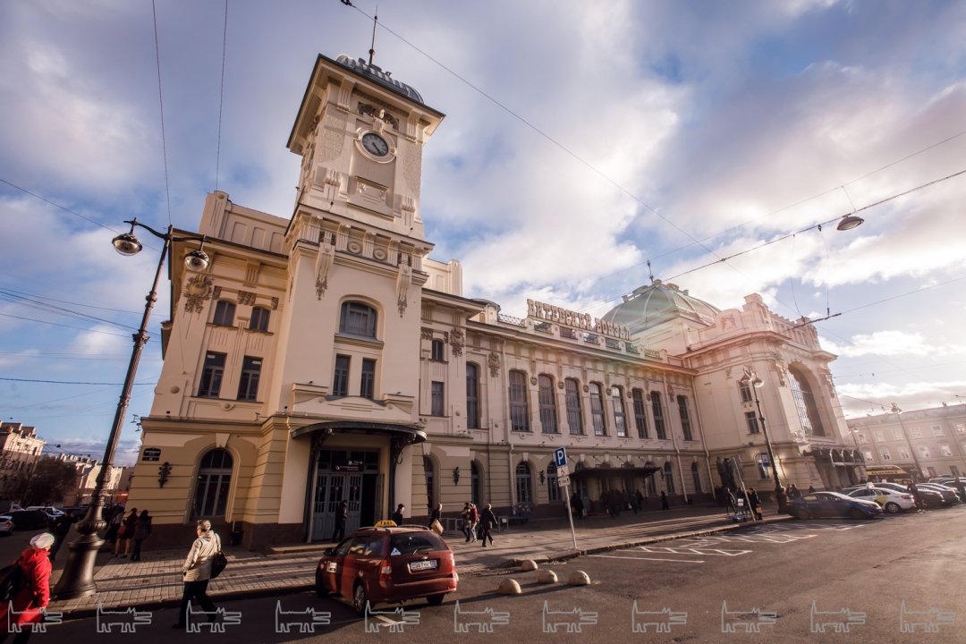 Үнді қызы Скарлетт ақша үшін ер адамның жыныс мүшесін жұлып алады Ақ труси киген арық