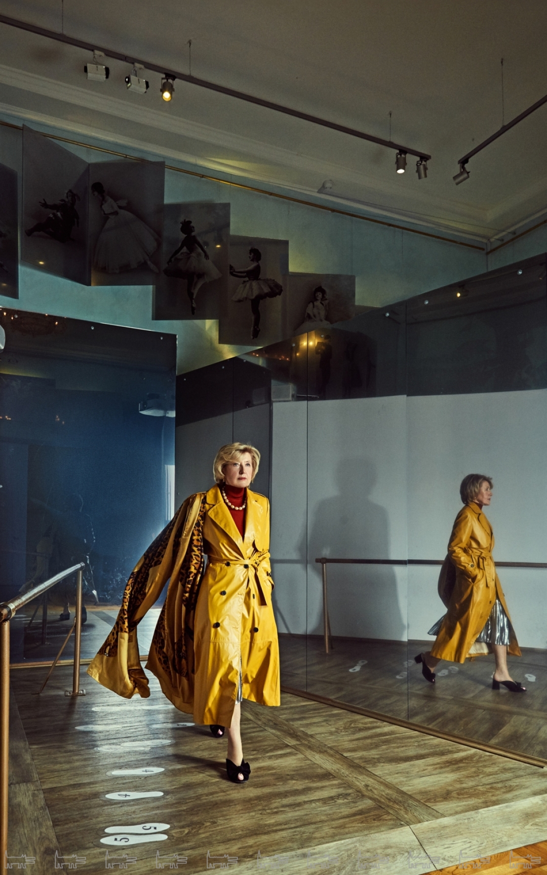 Плащ Space Lock (Space Lock), водолазка Givenchy, юбка Christopher Kane (все — ДЛТ)